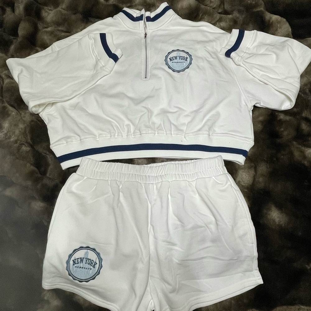 Ladies 2 piece athleisure set BNWT Size L New York. Shorts Crop Jacket Gym girl